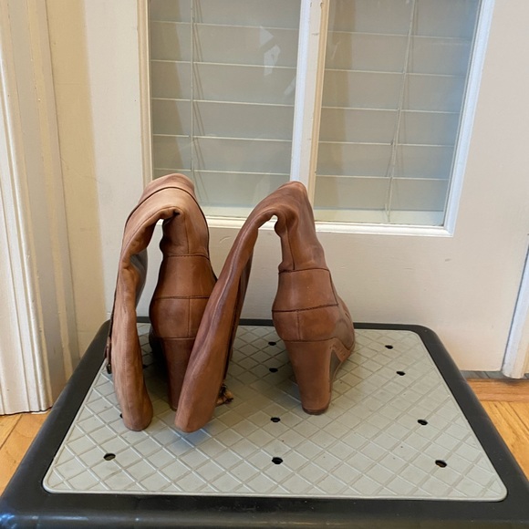 Cute Wedge Tan Leather Boots - Picture 11 of 12